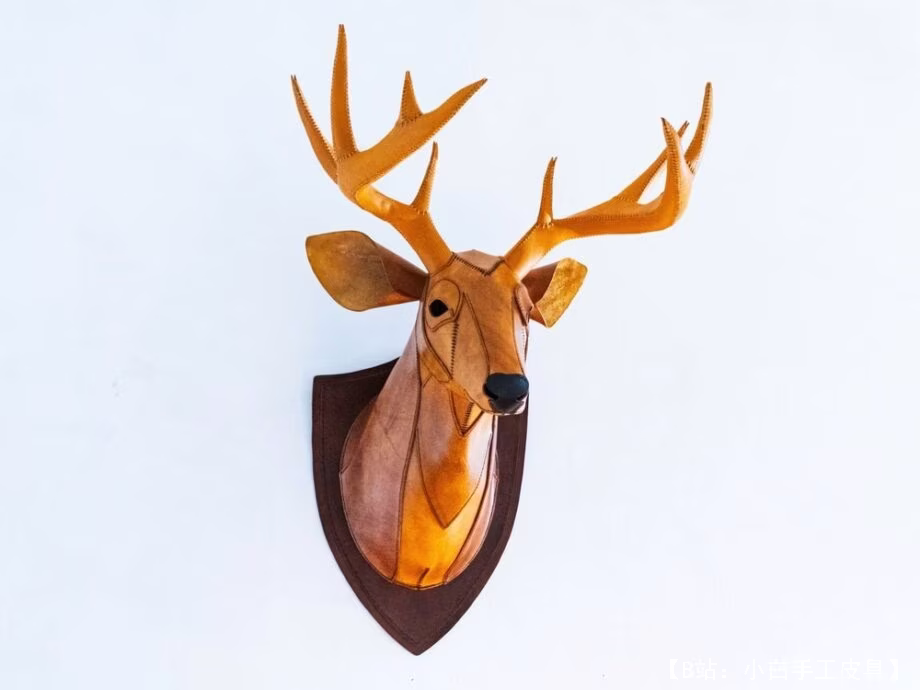 室内墙壁上皮革鹿头的图案 - 1