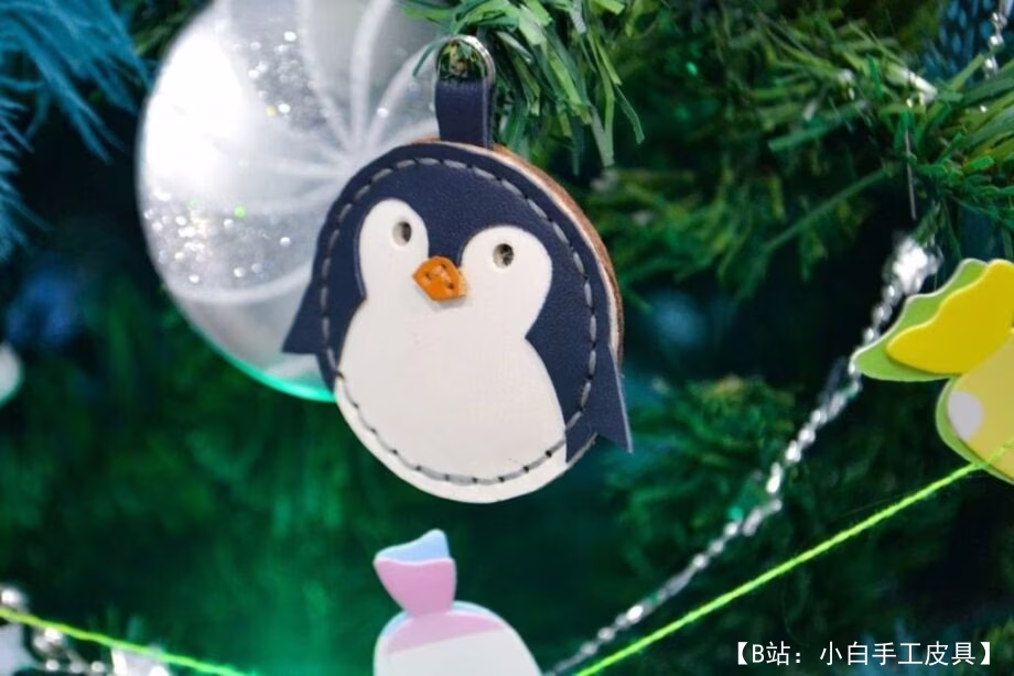 新年树“企鹅”的皮革钥匙扣或玩具图案 - 1