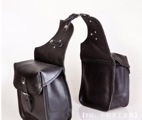 皮革制成的小摩托车包/收纳袋图案（单个底座上有两个包） - 1