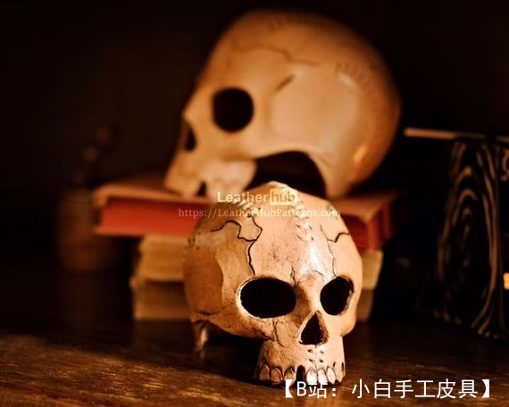 人类头骨或烛台形式的桌子皮革整理器的图案 - 2