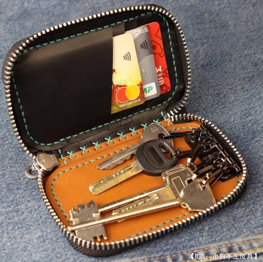 带拉链的皮革钥匙扣的图案，形状为带卡片隔层的小钱包 - 1