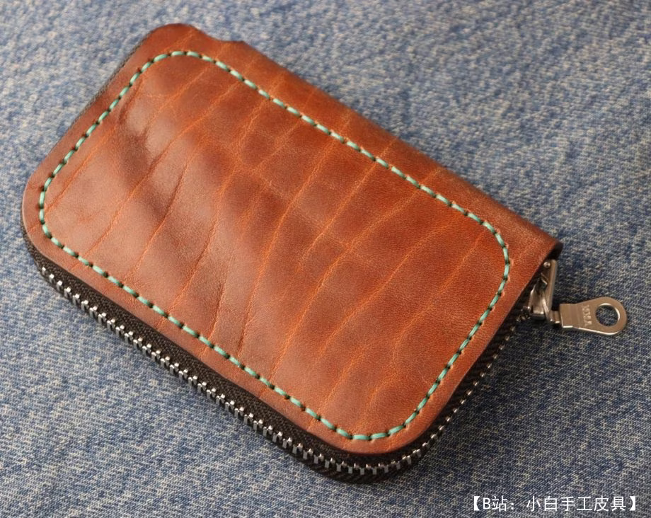 带拉链的皮革钥匙扣的图案，形状为带卡片隔层的小钱包 - 2