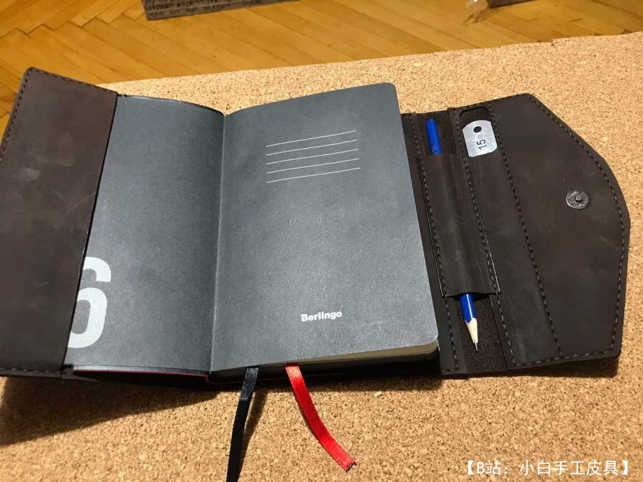 带翻盖日记本的皮革封面图案 - 3