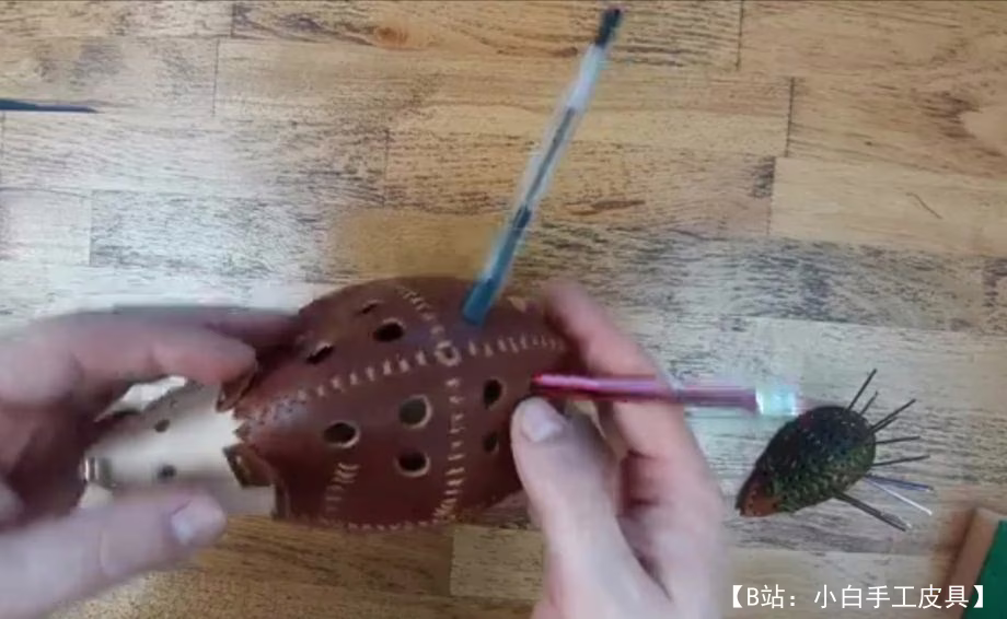 “刺猬”图案桌面皮革支架 - 2