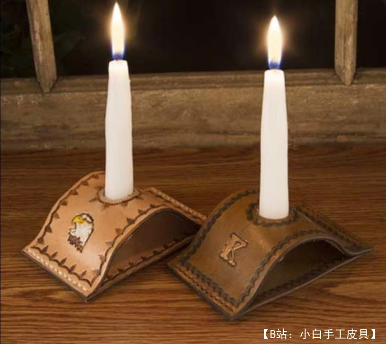 桌子上的皮革烛台图案 - 1