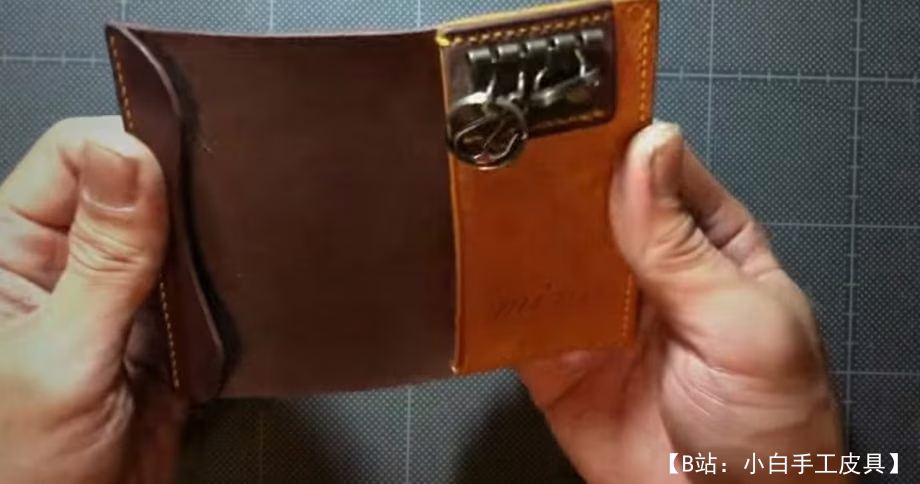 带银行卡隔层的皮革钥匙扣图案 - 1