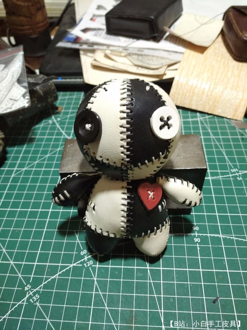 巫毒娃娃形式的皮革玩具的图案 - 1