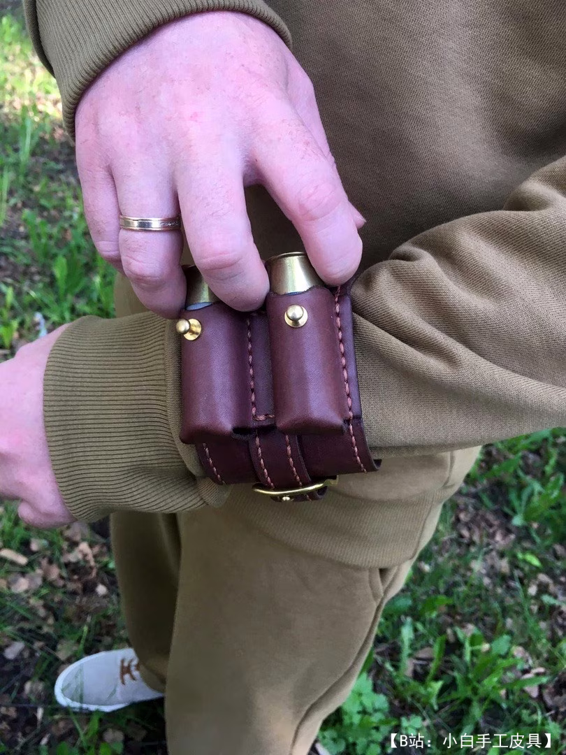 用于两个墨盒的皮革带图案，其形式为手镯形式 - 1