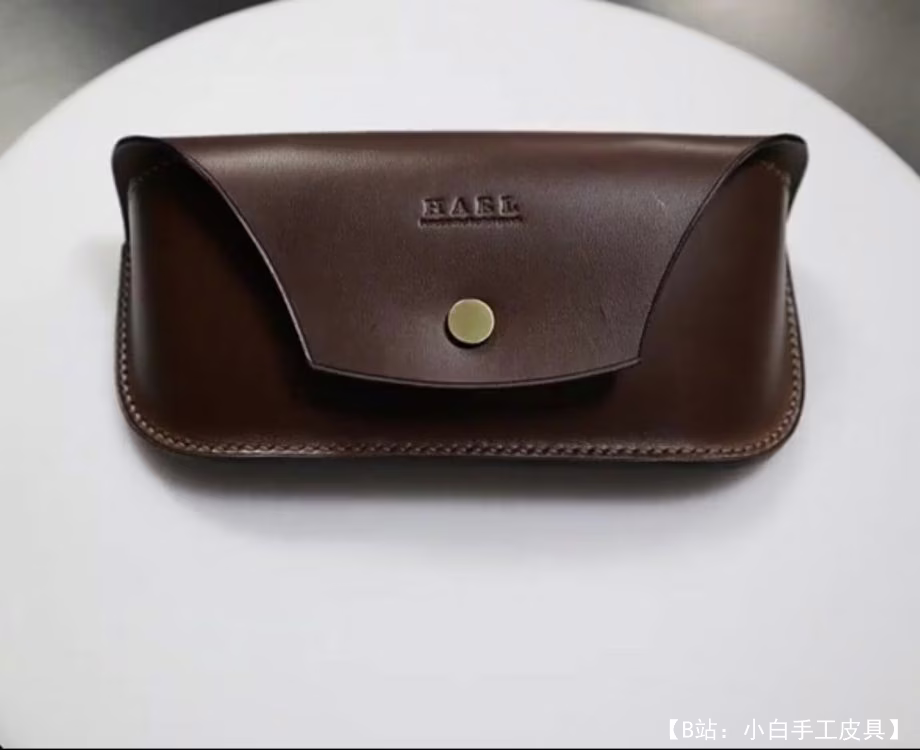 带按钮眼镜的皮盒图案 - 1