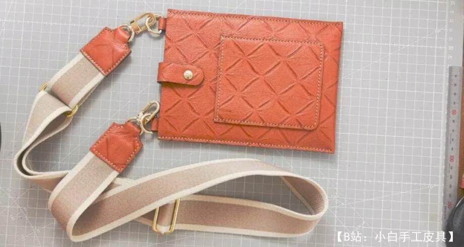 用于智能手机和文件的皮革斜挎包的图案 - 1