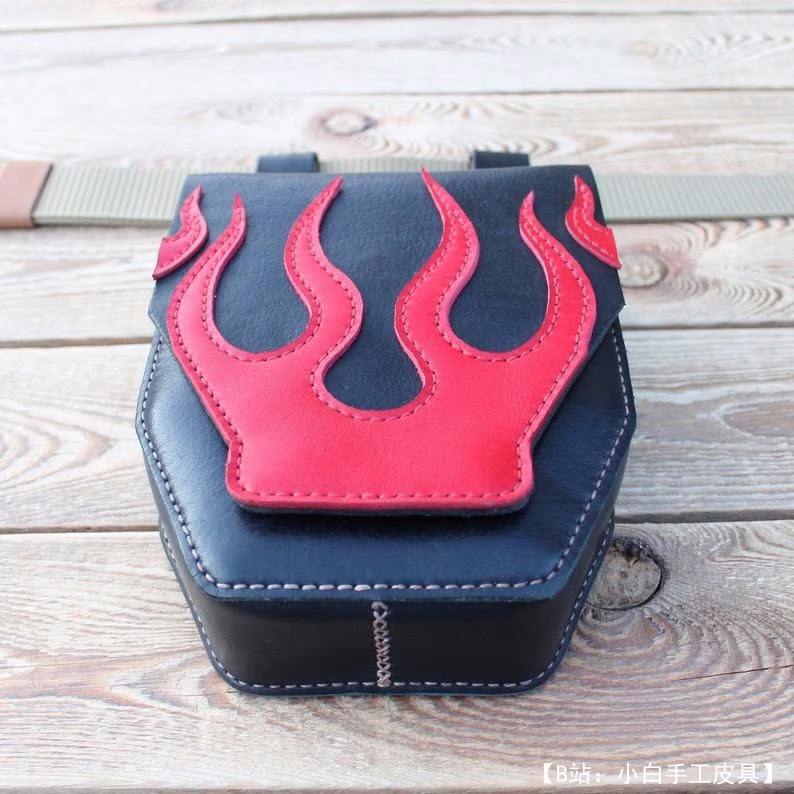 图案皮革腰包，纽扣上饰有火纹皮革图案 - 1