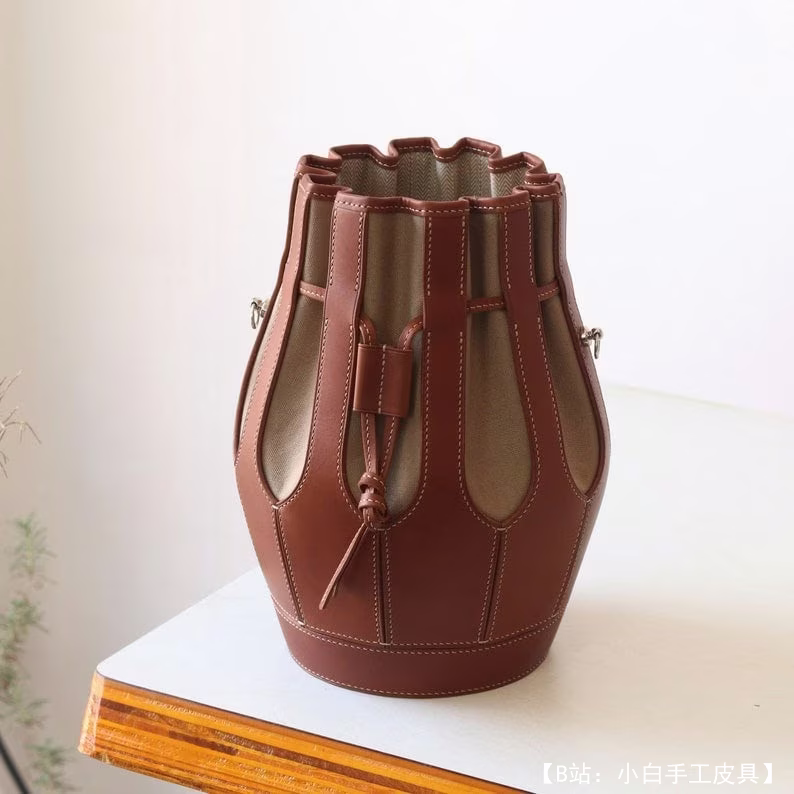带抽绳的皮革水桶包的图案 - 1