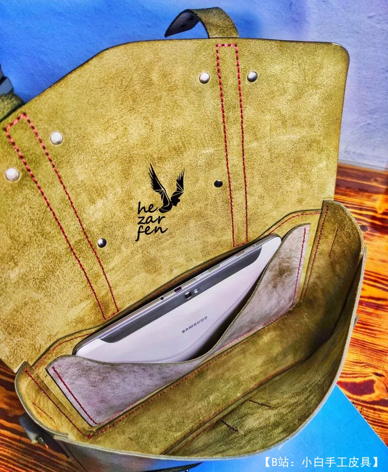 图案皮革公文包可存放文件、笔记本电脑等。 - 2