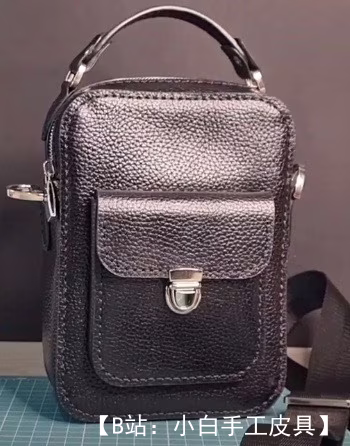 图案皮革男士斜挎包 - 1