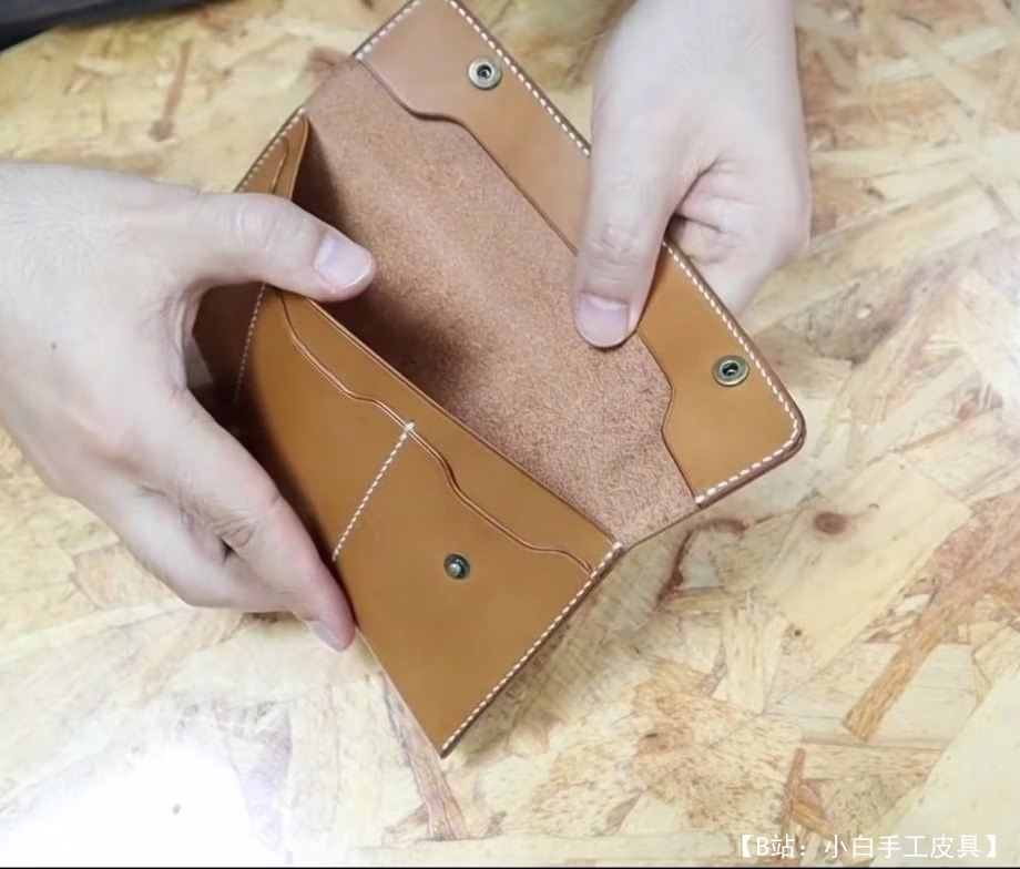 带纽扣的小号皮革手拿包的图案，也可用作较长的钱包 - 1