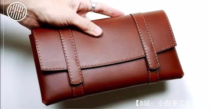 带皮革纽扣的女式手拿包图案 - 1