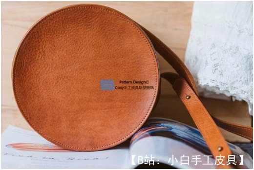 图案皮革女包圆形斜挎包 - 1