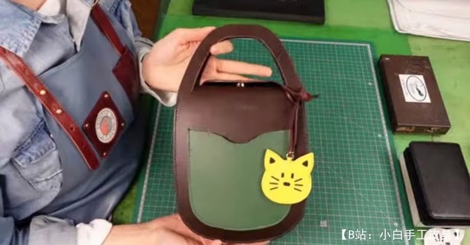 带小虎钥匙扣的图案包平板电脑 - 1