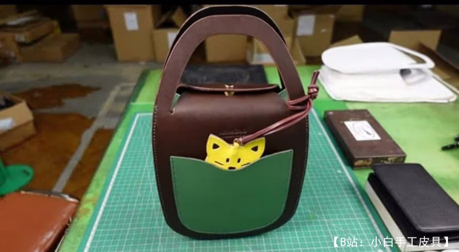 带小虎钥匙扣的图案包平板电脑 - 2