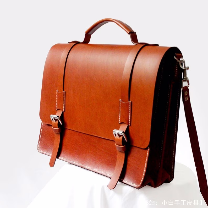 用于工作文件和笔记本电脑的经典皮革公文包的图案 - 1