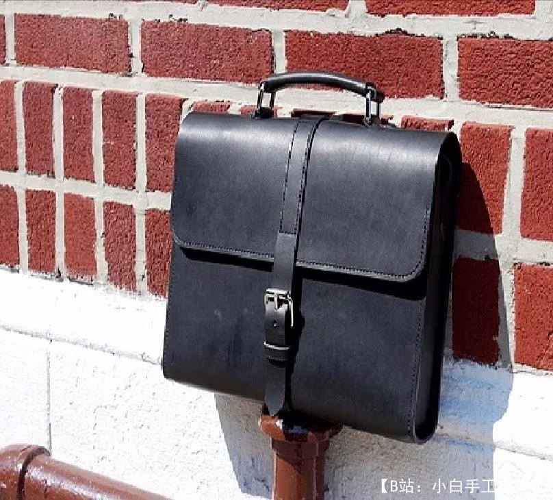 带皮革文件的公文包图案 - 1