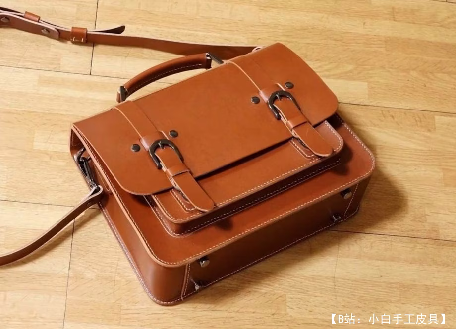 文件小公文包和带扣笔记本电脑的图案 - 1