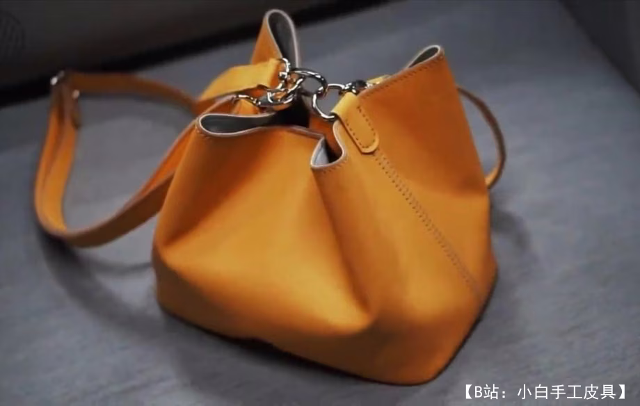 女士皮革水桶包的图案 - 1