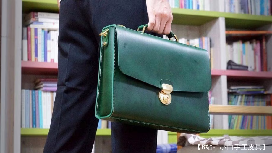 带文件锁的男士皮革公文包图案 - 1