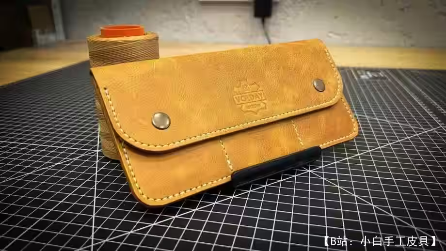 VALDAY 皮革铆钉薄长钱包图案 - 1