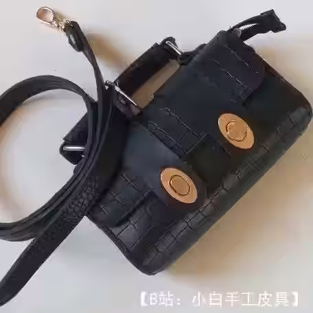 小号皮革女式手提包的图案 - 1