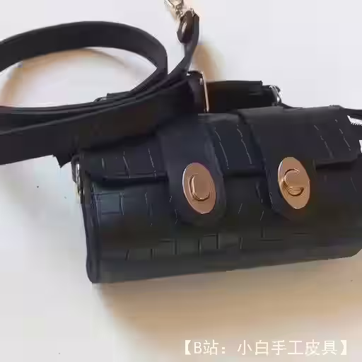 小号皮革女式手提包的图案 - 2