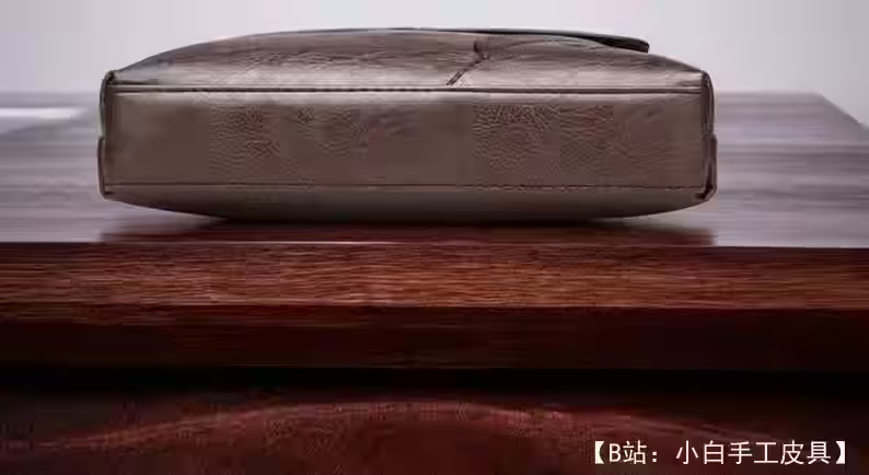 图案皮革男士斜挎包，尺寸 A4 - 2