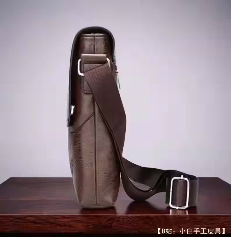 图案皮革男士斜挎包，尺寸 A4 - 3