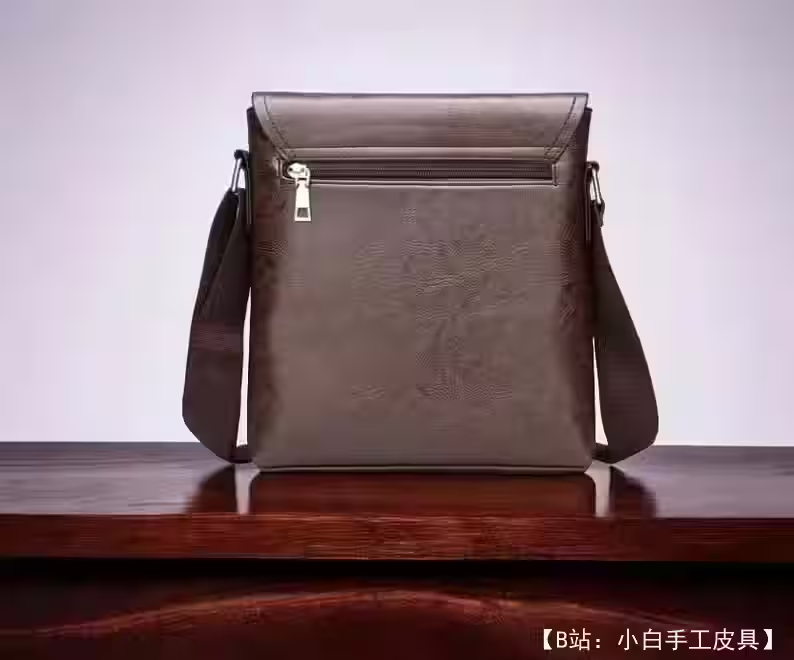 图案皮革男士斜挎包，尺寸 A4 - 4