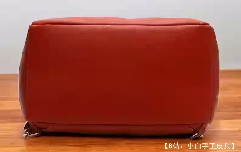 带翻盖的小皮革背包的图案 - 2