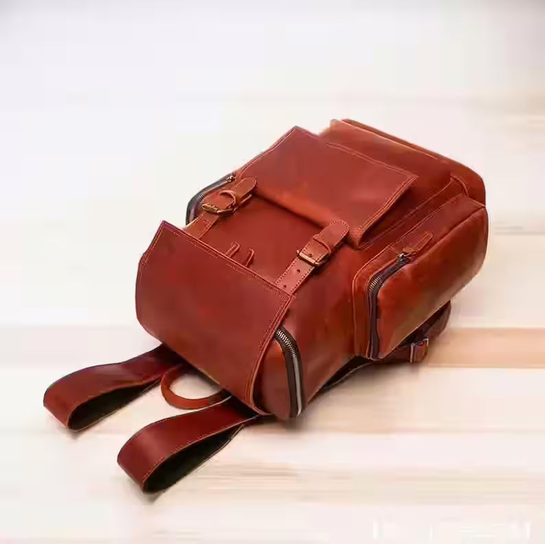 带闭合翻盖的大皮革背包的图案 - 2