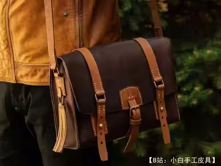 带闭合带的皮革邮差包图案 - 2