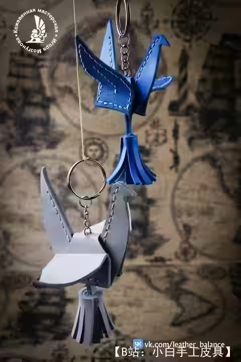 图案皮革钥匙扣/吊坠“天鹅” - 1