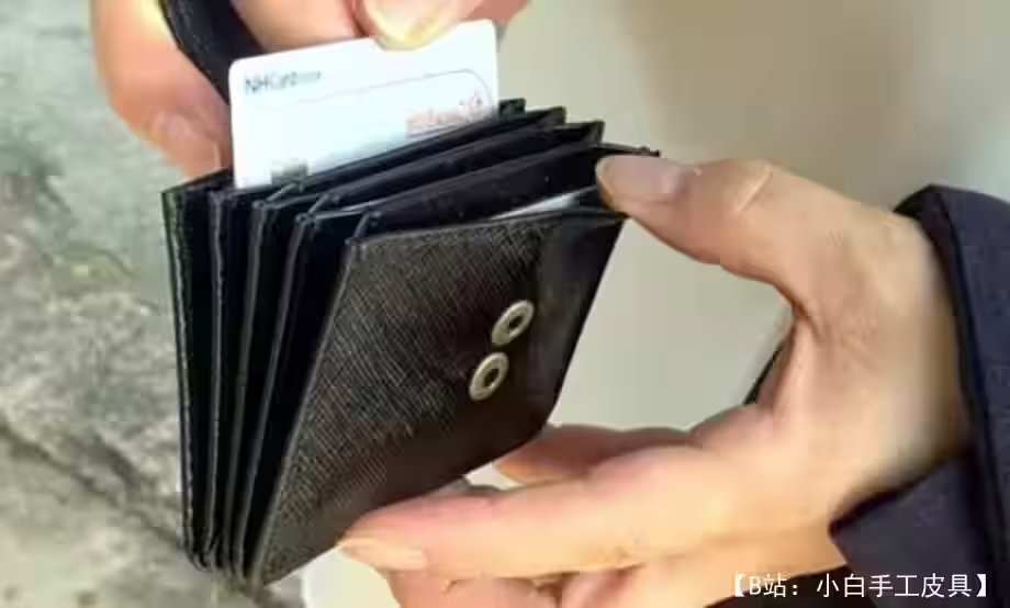 带按钮的小皮革手风琴钱包的图案 - 1