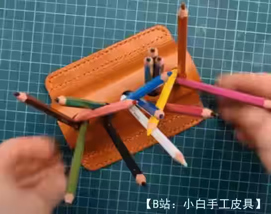 Createurs Navi 皮革制成的铅笔桌架图案 - 1