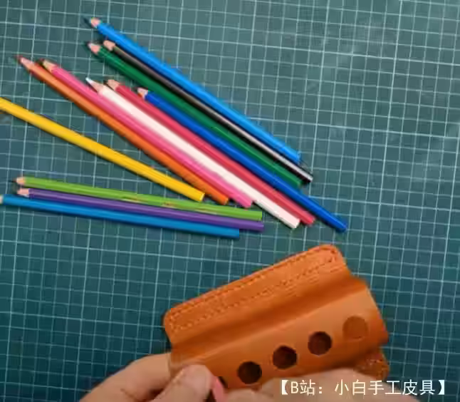 Createurs Navi 皮革制成的铅笔桌架图案 - 2