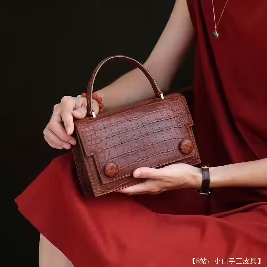 小号皮革女式手提包的图案 - 1