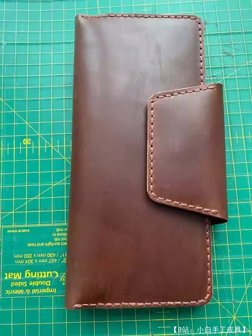 带按钮的长皮革钱包的图案 - 1