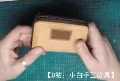 带拉链的图案皮革迷你钱包 - 1