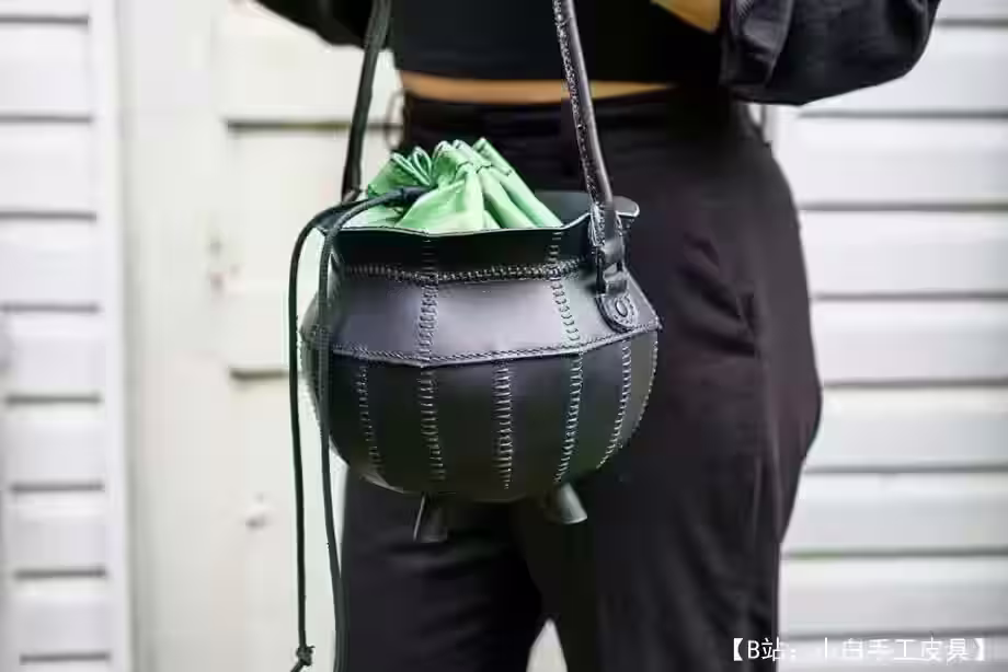 铸铁锅形式的皮包图案 - 1