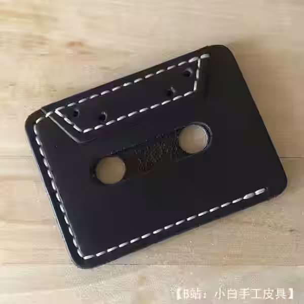 复古录音带形式的皮革卡夹图案 - 1