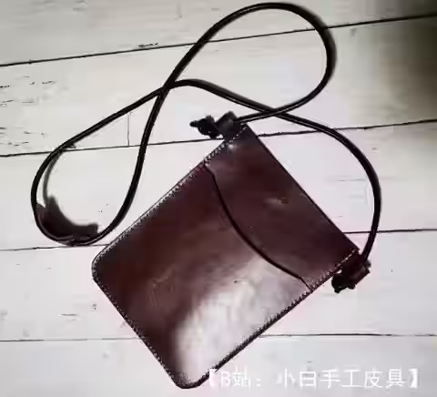 带抽绳的小皮革手提包的图案 - 1