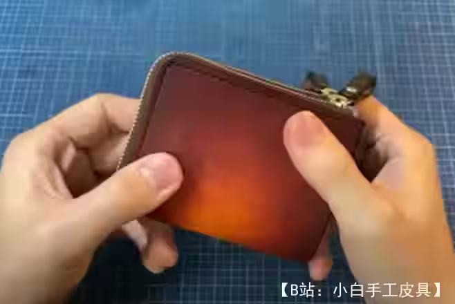 带两个隔层、拉链和按钮的皮革钱包的图案 - 1