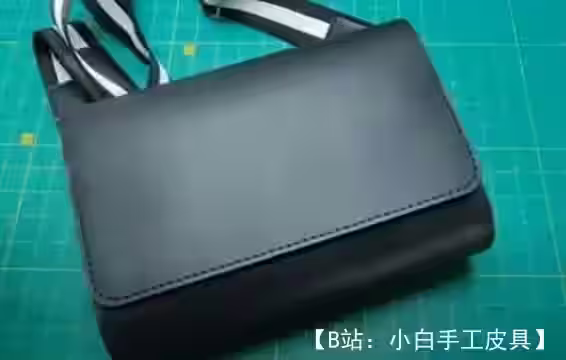 带磁铁图案皮革女包 - 1