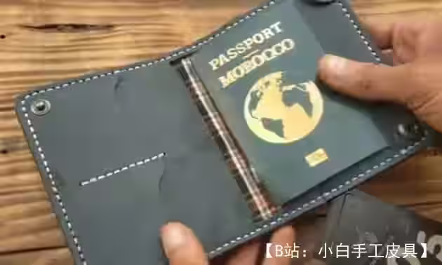 带卡隔层的图案皮革护照套 - 1